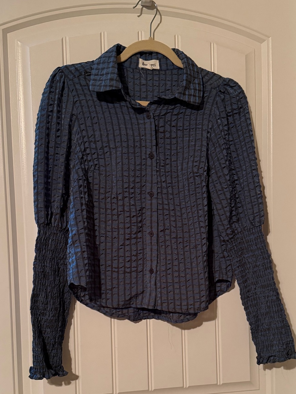 &merci textured Navy Button-Down Shirt with Smocked Cuffs women’s size S